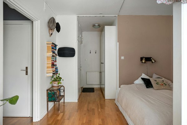 Aménagez l"espace sous votre escalier : créez un bureau fonctionnel et élégant !